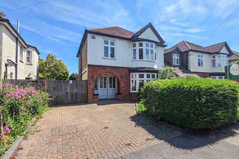 3 bed property, in Crossways, £890,000