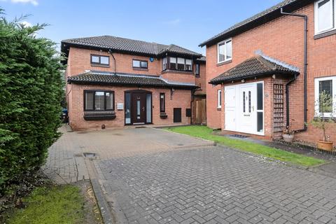4 bed property, in Lascelles Close, £550,000