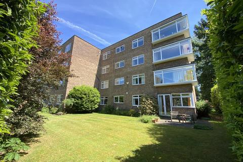 2 bed property, in Buckingham Close, £480,000