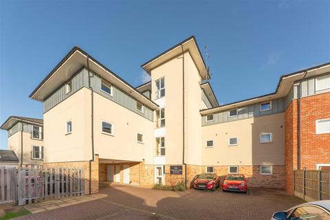 2 bed property, in Tatler Close, £220,000
