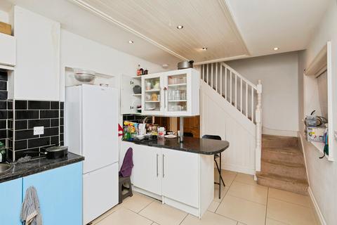 4 bed property, in Olive Street, £180,000