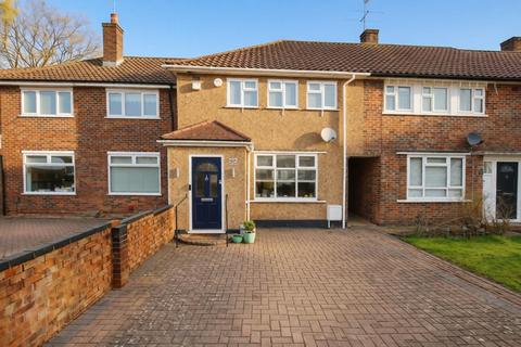 2 bed property, in Lemsford Court, £450,000