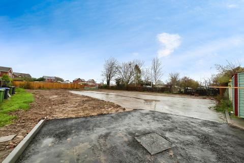 Studio, in Land, £80,000