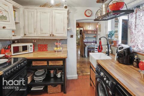 2 bed property, in Thornton Lane, £190,000