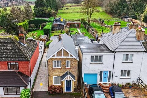 2 bed property, in Munns Lane, £450,000