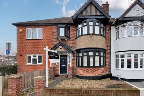 3 bed property, in Victoria Road, £610,000