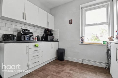 2 bed property, in Milburn Road, £175,000