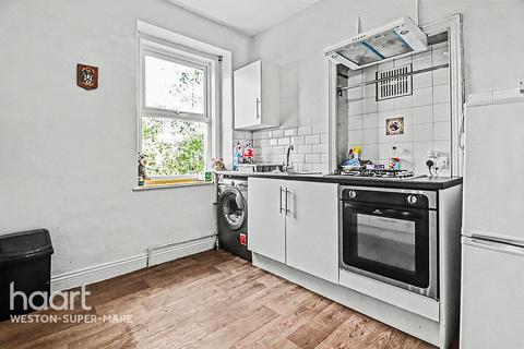 2 bed property, in Milburn Road, £175,000