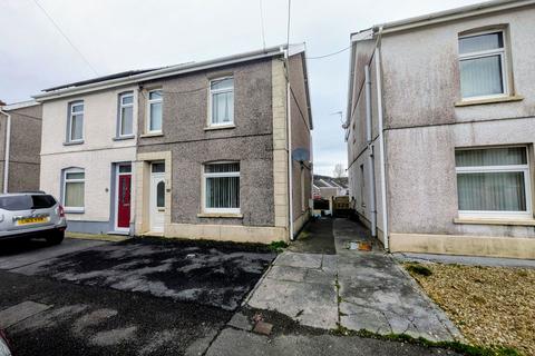 2 bed property, in Margaret Road, £165,000