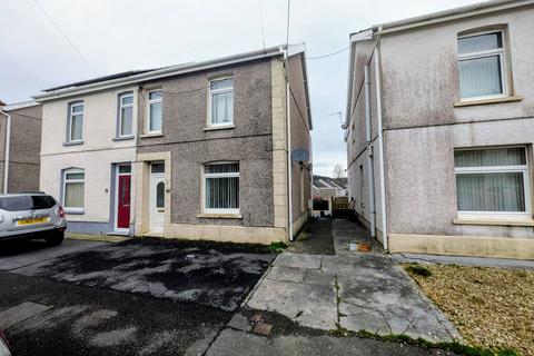 2 bed property, in Margaret Road, £165,000