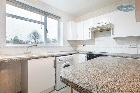 2 bed property, in Silverdale Road, £180,000