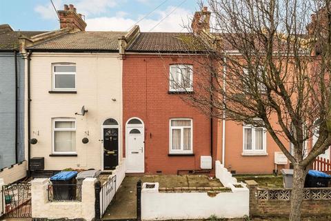2 bed property, in Gresham Road, £450,000