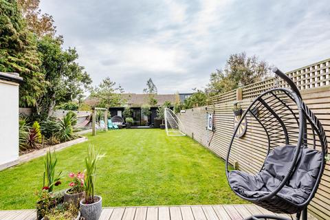 3 bed property, in King George Vi Drive, £700,000