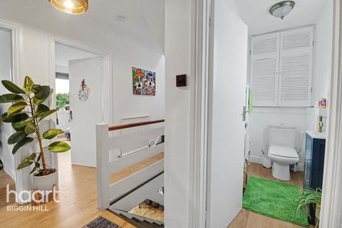 4 bed property, in Main Road, £715,000
