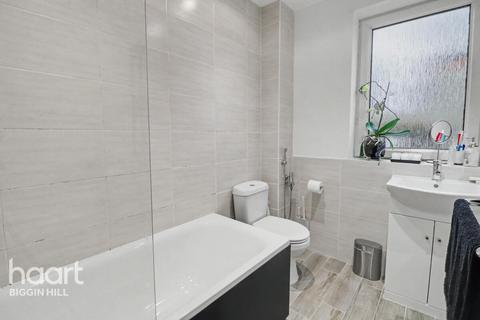 4 bed property, in Main Road, £715,000