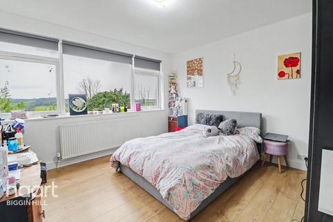 4 bed property, in Main Road, £700,000