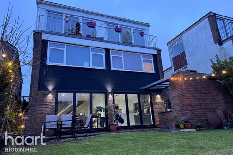 4 bed property, in Main Road, £715,000