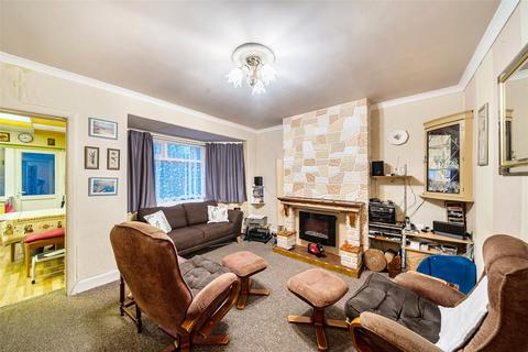 2 bed property, in Leith Close, £300,000