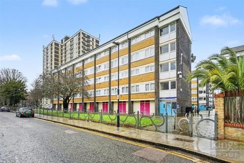 2 bed property, in Northumberland Park, £349,995