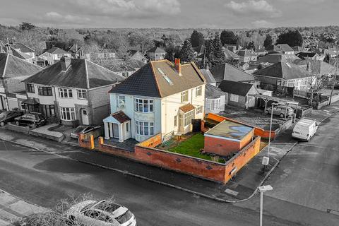 5 bed property, in Tennis Court Drive, £475,000
