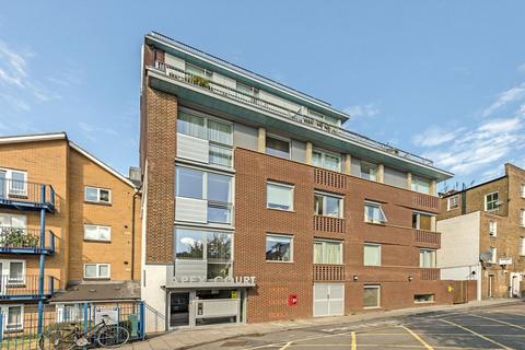 1 bed property, in Woodger Road, £325,000