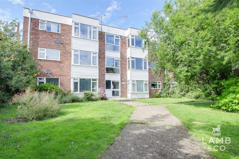 2 bed property, in Greenway, £140,000