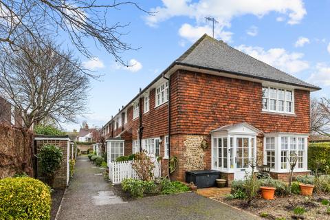 2 bed property, in St. Marys Close, £325,000