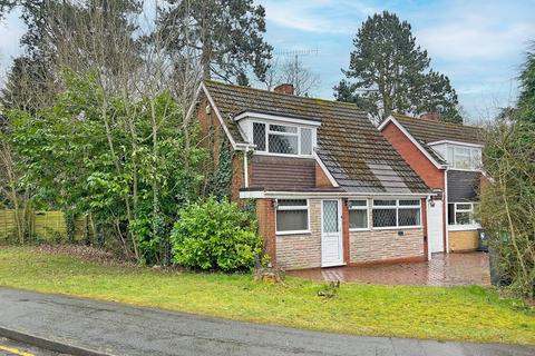 3 bed property, in Broadway, £250,000