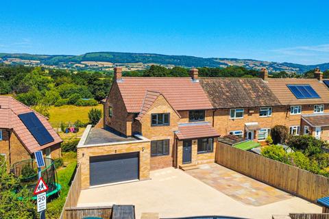 4 bed property, in Nethercott Way, £425,000