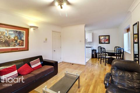 2 bed property, in Langtons Wharf, £235,000
