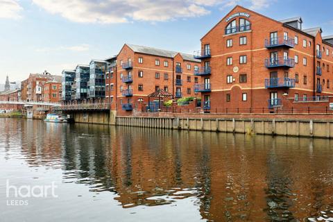 2 bed property, in Langtons Wharf, £235,000