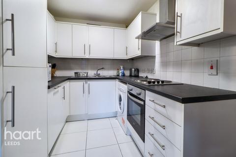 2 bed property, in Langtons Wharf, £235,000