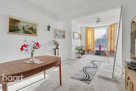 2 bed property, in Burlington Road, £395,000