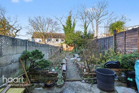 2 bed property, in Burlington Road, £395,000