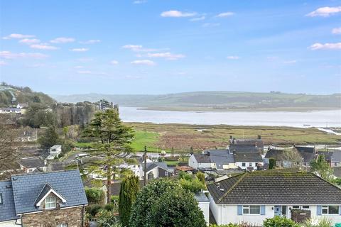 4 bed property, in Stoneway Road, £395,000