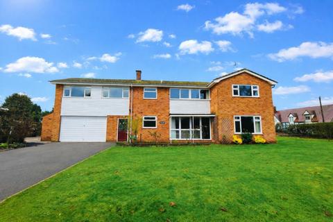 5 bed property, in Rectory Close, £700,000