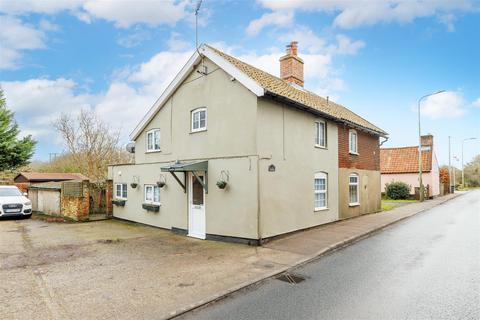 2 bed property, in Norwich Road, £200,000
