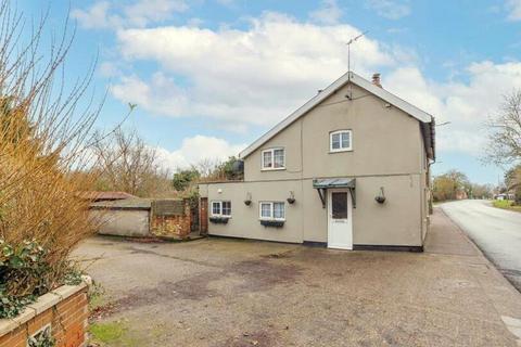 2 bed property, in Norwich Road, £200,000