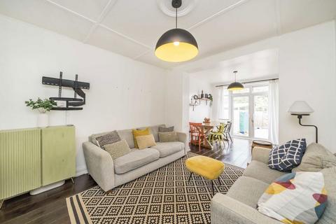 1 bed property, in Priory Gardens, £310,000