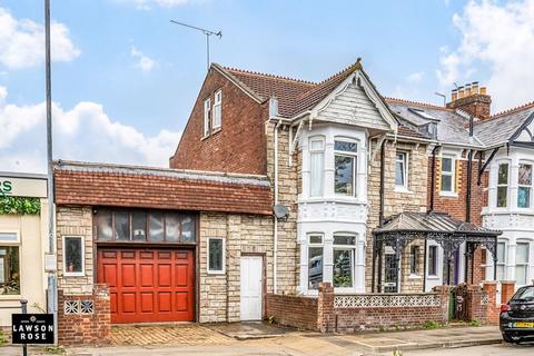 5 bed property, in Locksway Road, £435,000