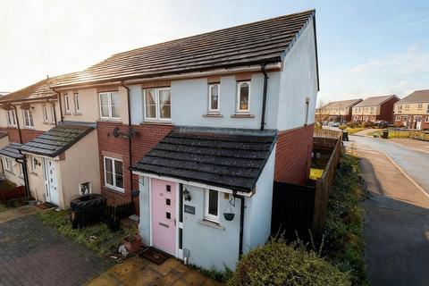 2 bed property, in Par Four Lane, £220,000