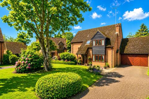 4 bed property, in Oak Drive, £775,000