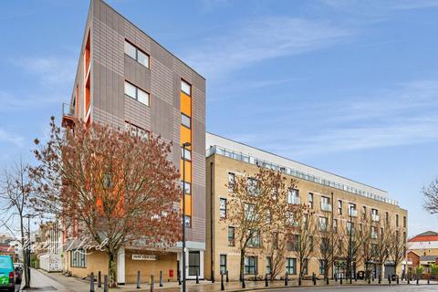 1 bed property, in Park View Court, £250,000