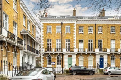 1 bed property, in Gloucester Circus, £450,000