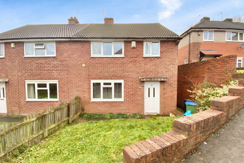 3 bed property, in Hyatts Walk, £195,000