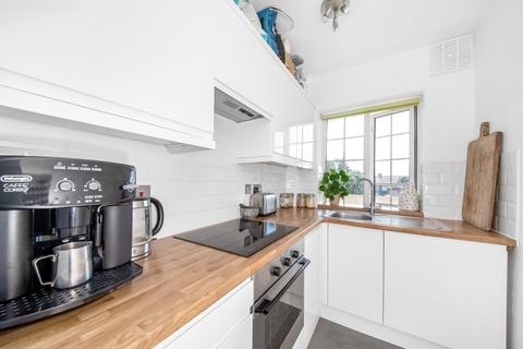 2 bed property, in Crown Point, £250,000