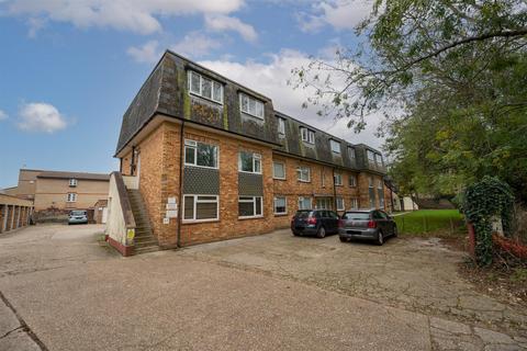 2 bed property, in Rapley Court, £165,000