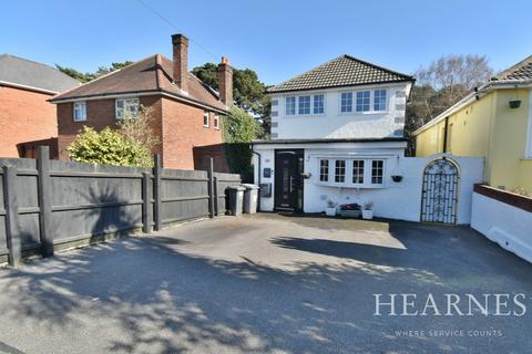3 bed property, in Pine Vale Crescent, £435,000