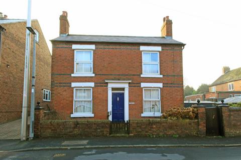 2 bed property, in Albion Street, £185,000