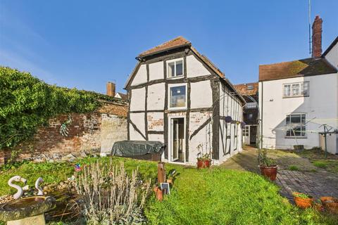 3 bed property, in Port Street, £160,000
